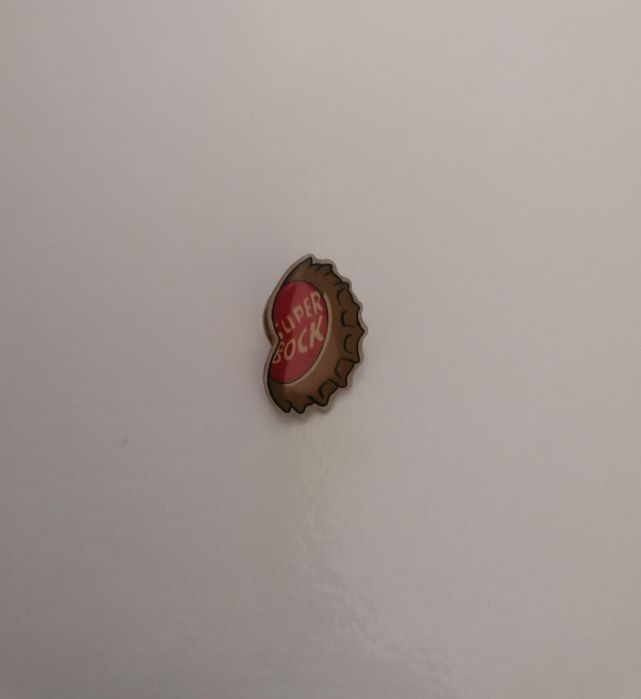 Pin antigo da cerveja Super Bock em forma de uma carica dobrada