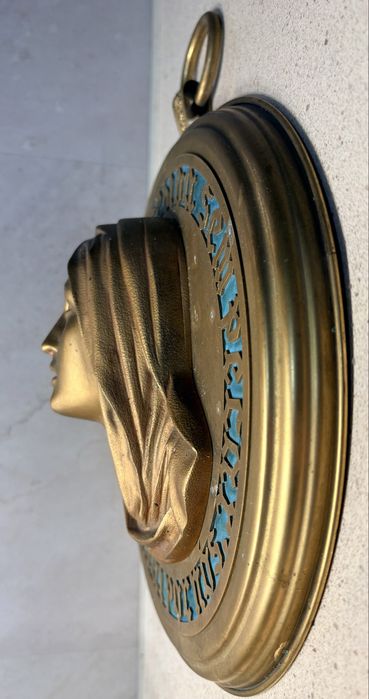 Grande antiga placa com imagem da N. S. de suspensão mural dourada