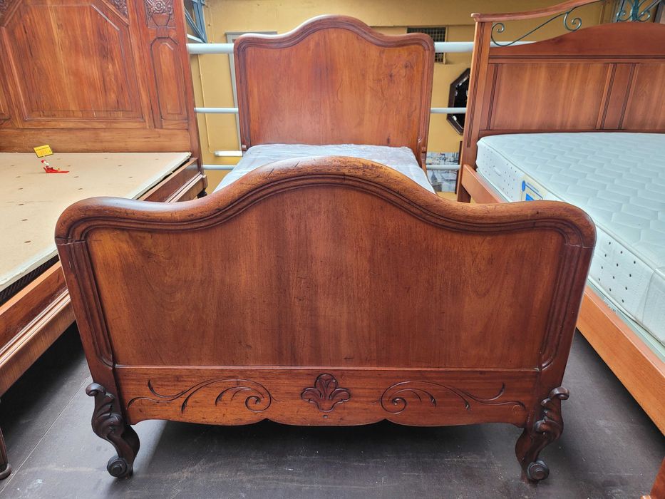 Cama de solteiro antiga em madeira maciça com estrado e colc