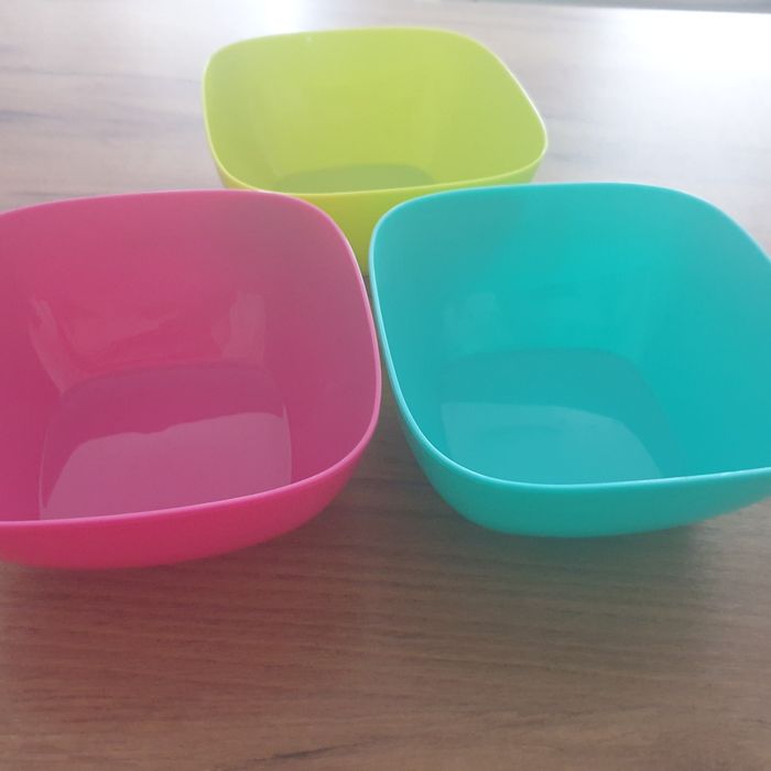 Nowe miseczki plastikowe do żywności