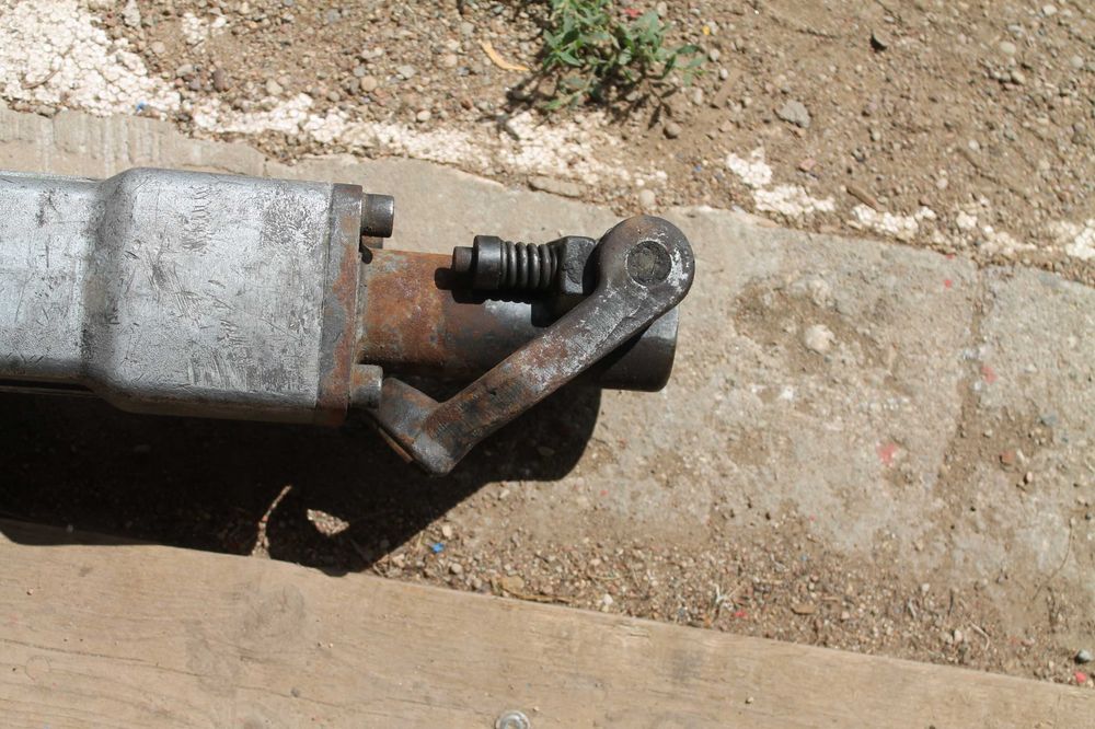 Młot wyburzeniowy Makita HM 1810    czytać opis