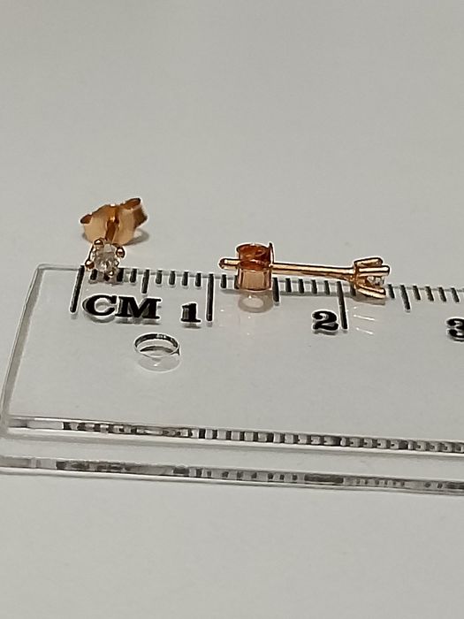 Золотые серьги- гвоздики 585 пробы.