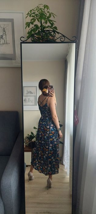 Granatowa sukienka midi w kwiaty Atmosphere falbanka dekolt V wiązanie