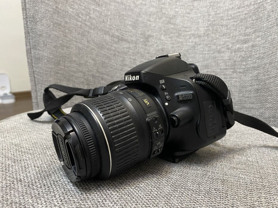 Камера Nikon D5100 зі штативом
