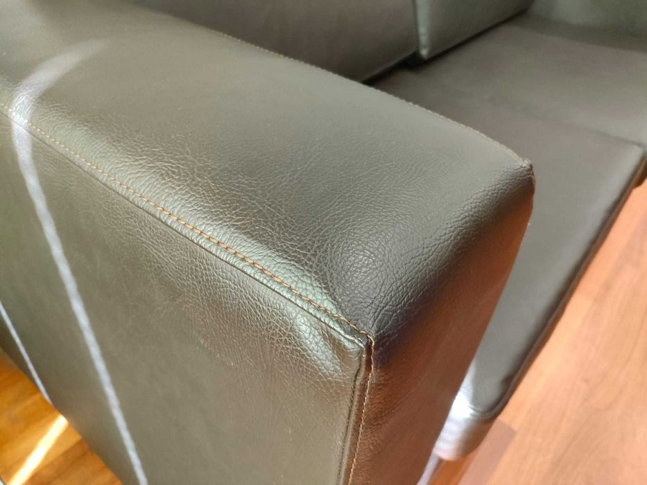 Sofá castanho escuro em pele sintética - 3 lugares