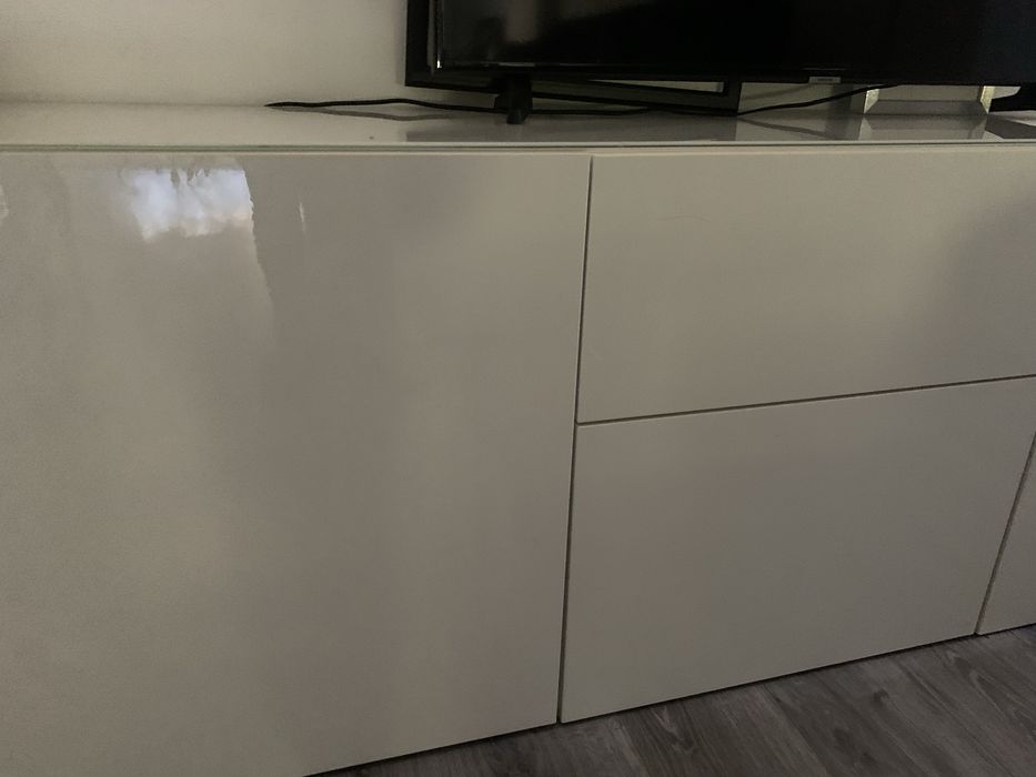 Aparador com base de vidro