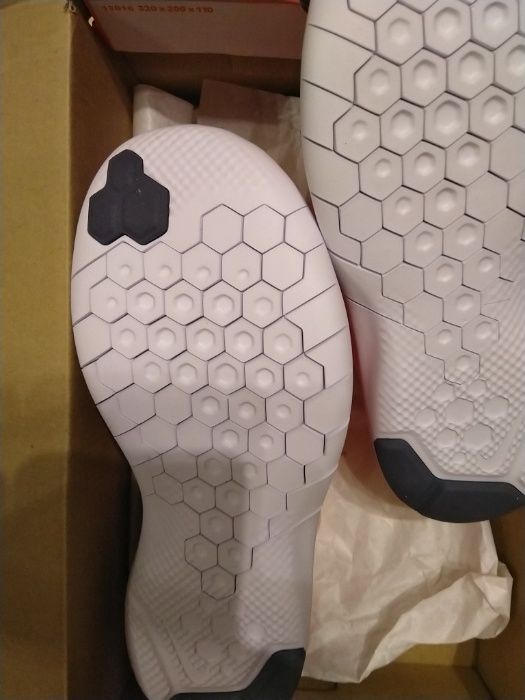 кроссовки Nike легенькі
