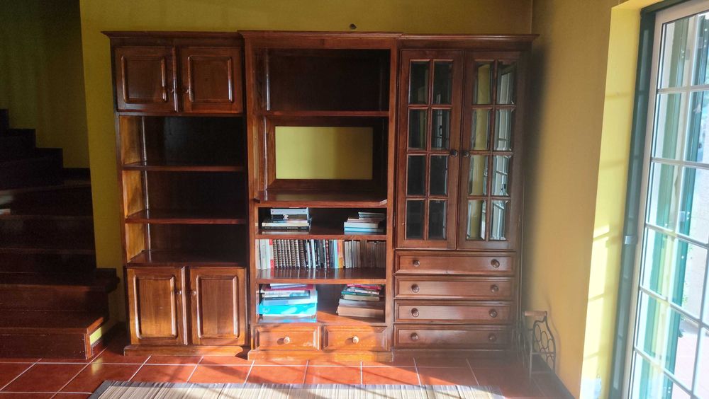 Móvel de sala em madeira maciça, feito à mão