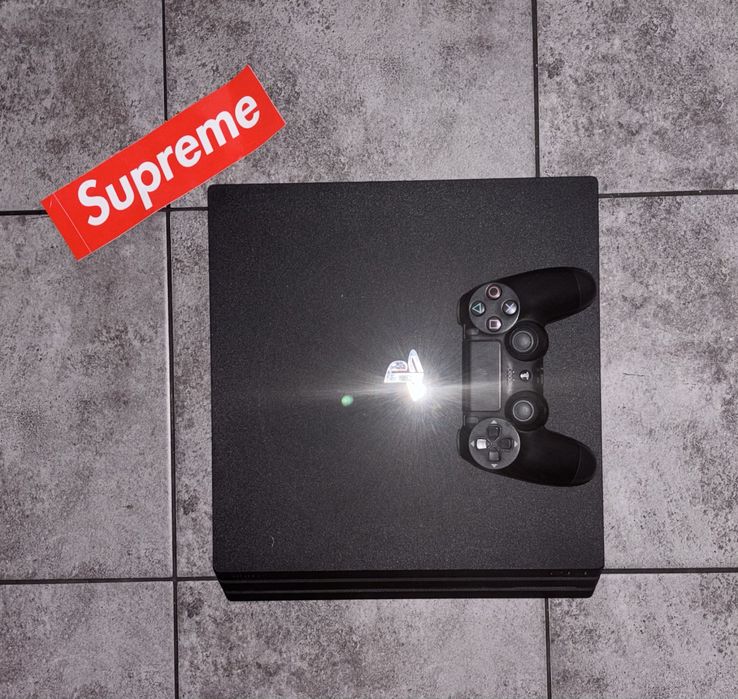 Konsola PS4 Pro z  jednym padem.