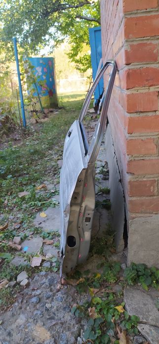 Продам передні праві двері mitsubishi lancer 9 під ремонт