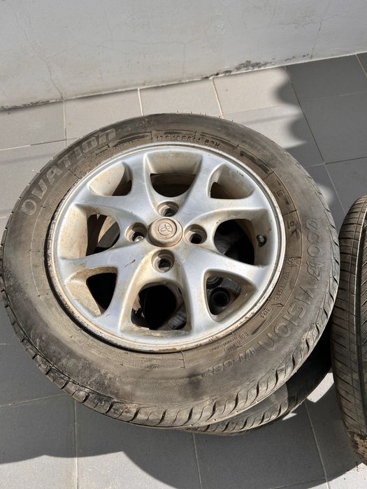 Jantes toyota  com pneus semi novos
