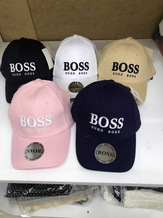 variedade de bonés novos