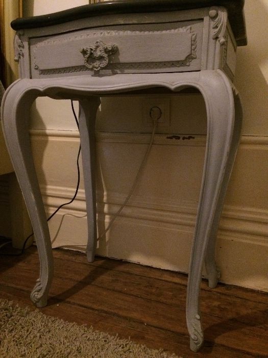 Mesas cabeceira antigas com tampo em mármore (valor unitário)