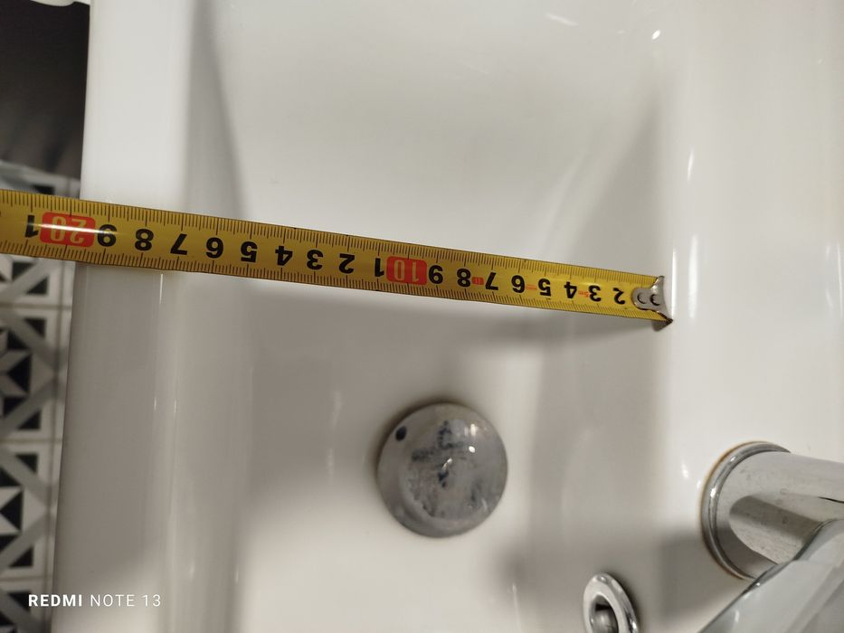 Umywalka z szafką wiszącą