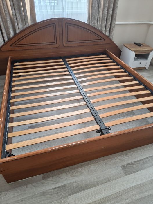 Ліжко з каркасом.