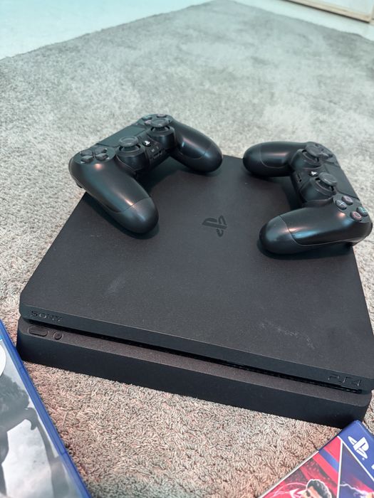 Playstation 4 slim / dois comandos e jogos