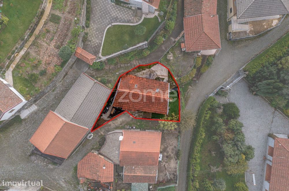 Moradia de 2 Pisos - T1, Totalmente Remodelada, com Pátio em Fafe