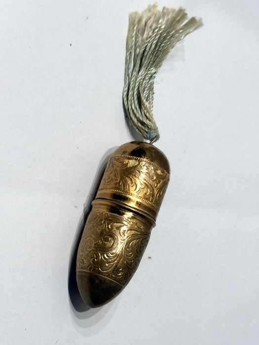 Lindo e raro antigo pendente de costura dourado Arte Nova