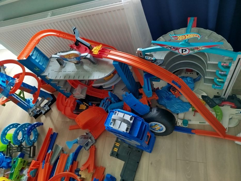 Tory i garaże Hot Wheels