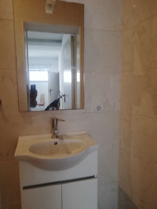Estúdio ao Gaiashopping, com pequena cozinha, WC. Entrada independente. Menida trabalhadora ou estudante
