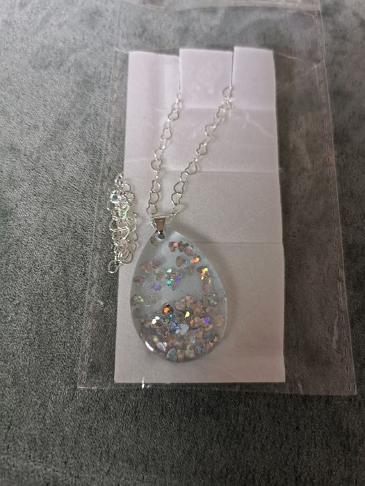 Brincos - 5€ cada fios - 10€ cada portachaves - 8€cada, tudo em resina