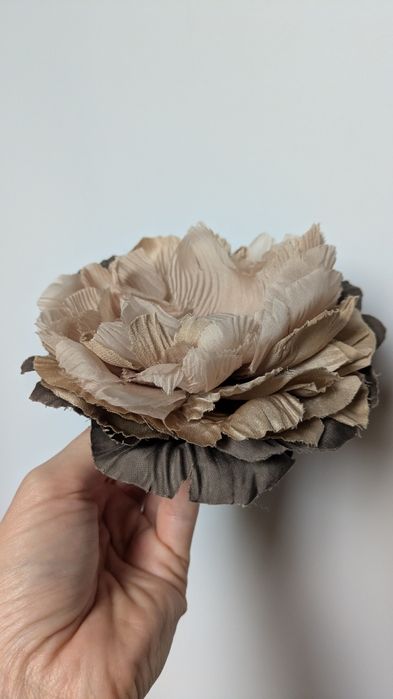 Стильна текстильна брошь-квітка