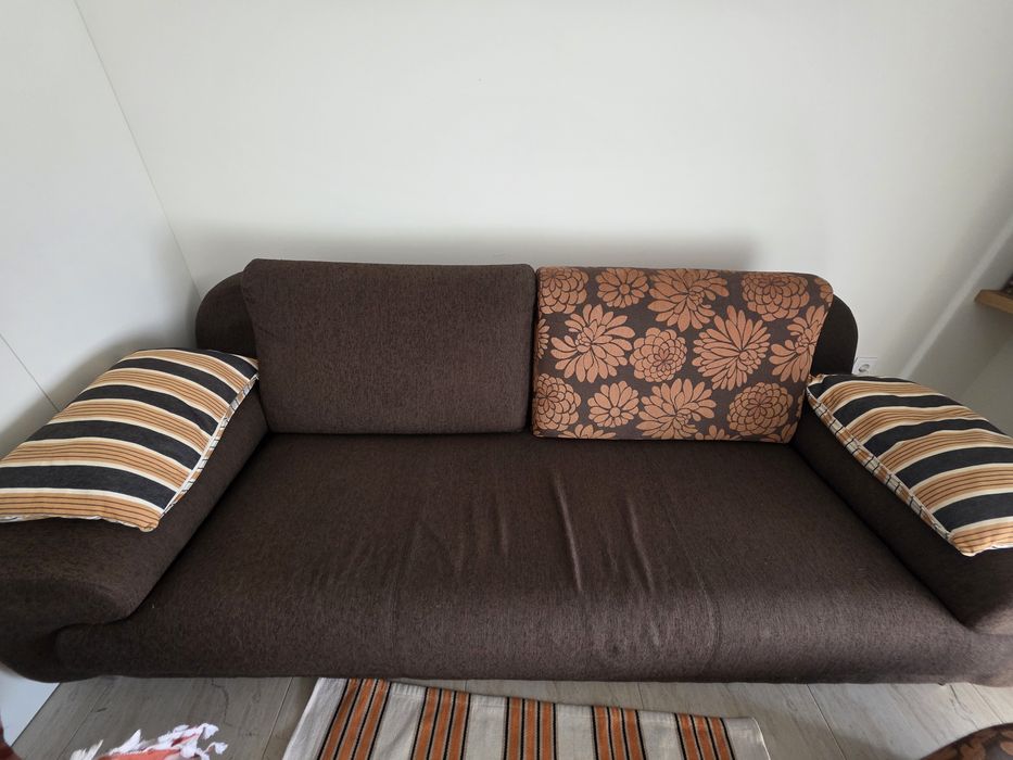 Sofá  e mesa/ puff de apoio