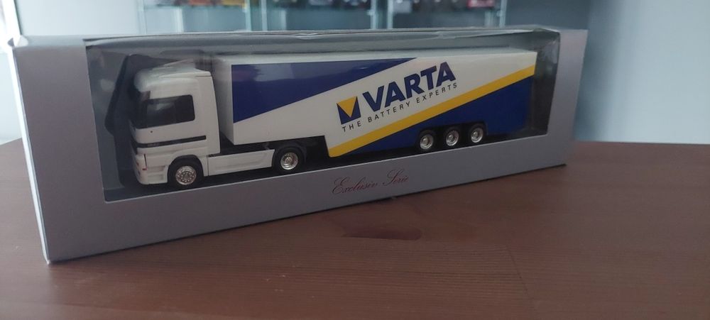 Model 1:87 Mercedes 1857 TIR z naczepa Herpa