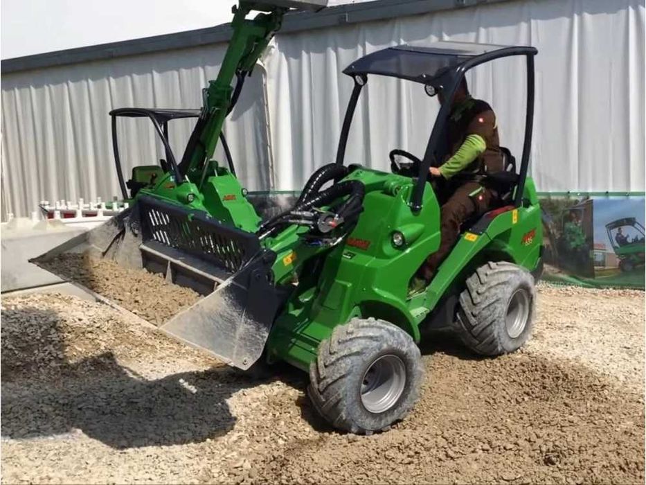 Розчищення території від снігу навантажувачем