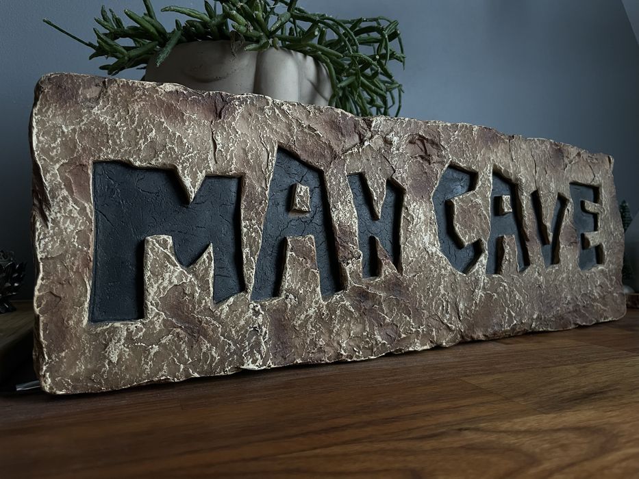 Man Cave - duża tabliczka warsztatowa imitująca kamień