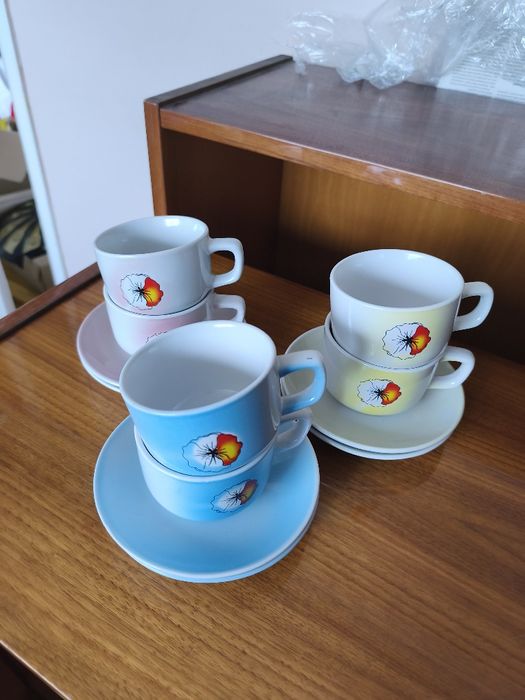 Filiżanki z podstawkami dla 6 osób