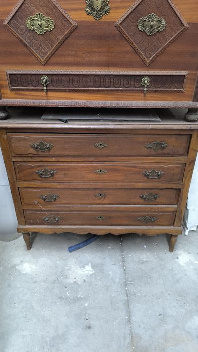 Móveis antigos em estado razoável