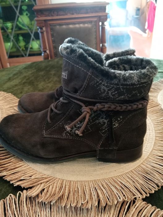 Botki bugatti z naturalnego zamszu.