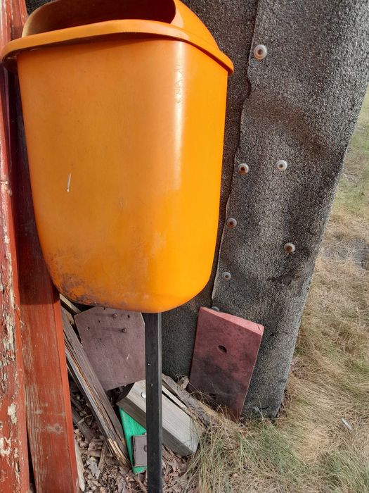 Kosz na śmieci pomarańczowyMateriał: tworzywo sztuczne,