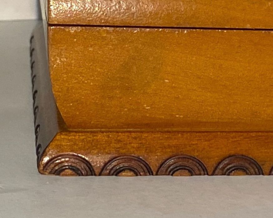 Caixa porta jóias antiga em madeira maciça e forro em seda.