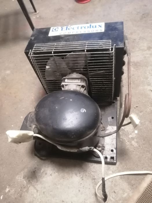 Компресор промисловї холодильних вітрини.