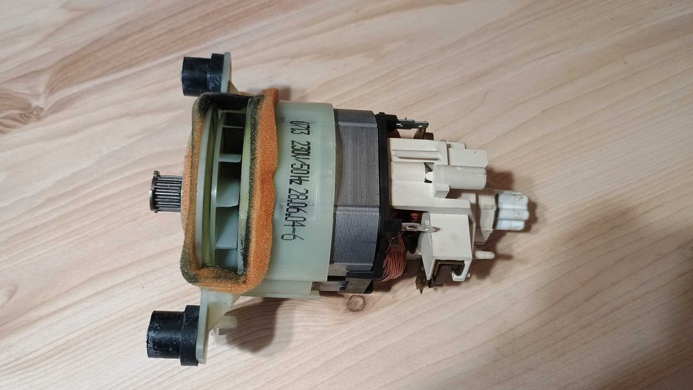 Двигатель 499044 мотор кухонного комбайна Bosch 5180