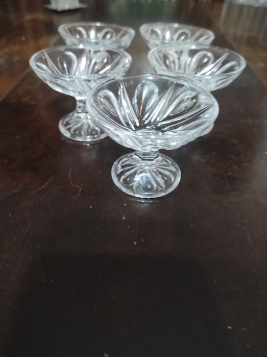 Vendo dois pequenos copos de shots e pratinhos cristal