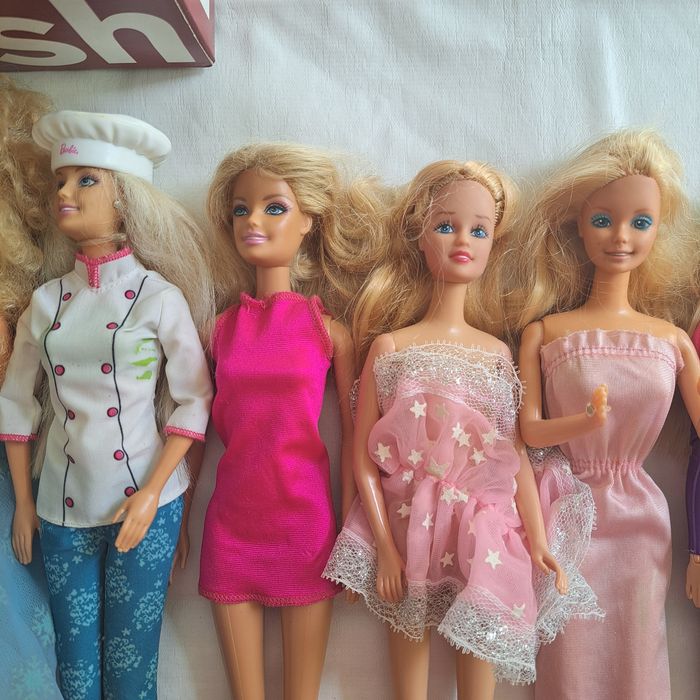 Conjunto de Barbies e Bonecas Variadas
