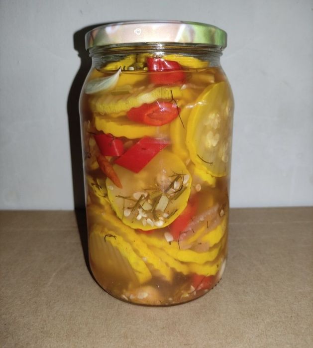 Domowa marynowana sałatka z żółtej cukini na ostro z papryczkami chili 900 ml
