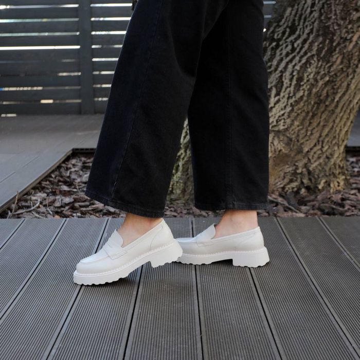 Бежеві шкіряні лофери