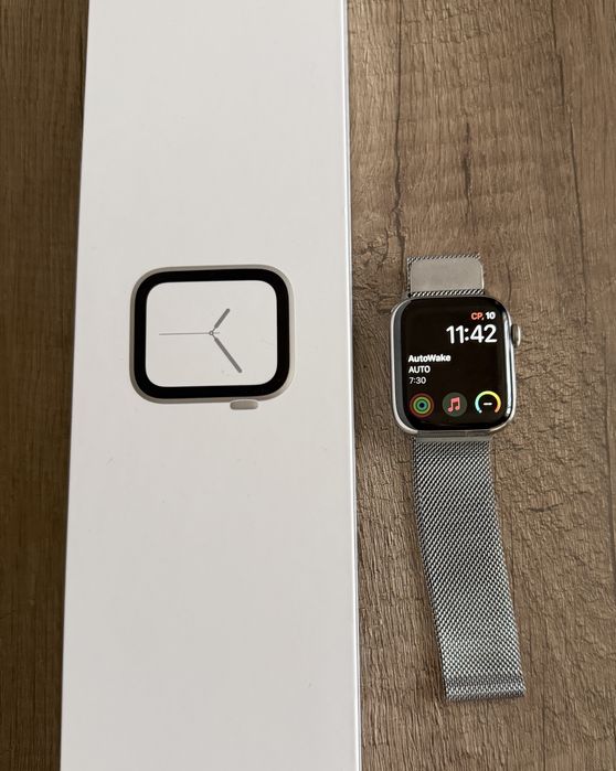 Apple Watch 4 44 Silver  Stainless Steel Milanese Loop