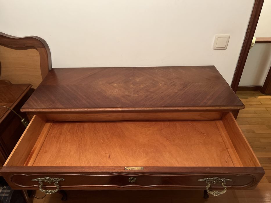 Comoda antiga em madeira