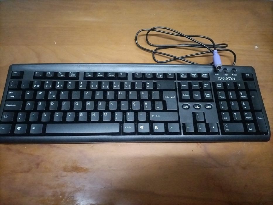 Teclado em bom estado, como novo a  funcionar perfeitamente...