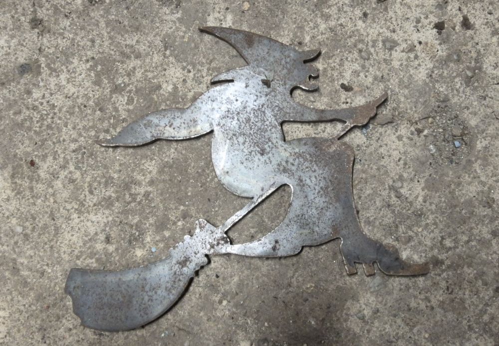 Baba Jaga wycięta z blachy