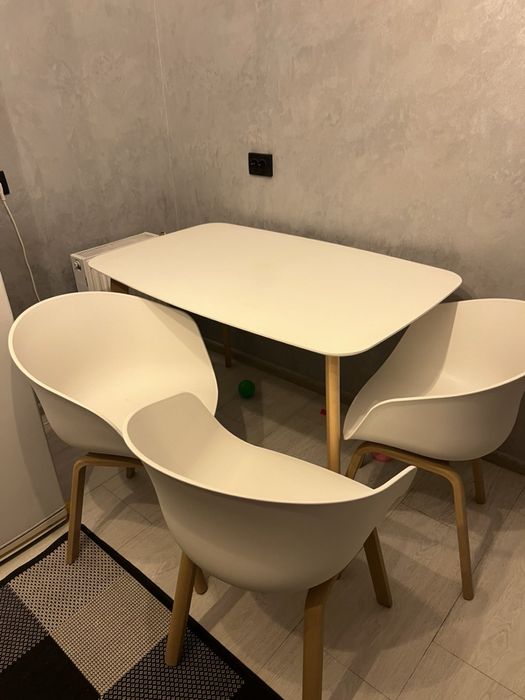 Продається кухонний стіл і 4 стільці