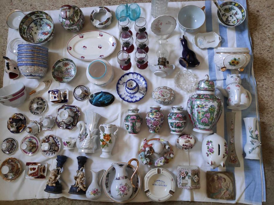 Various decorative items.446353444658882560