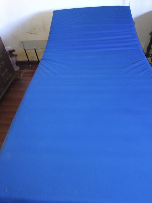 Cama articulada com comando elétrico e colchão antiescaras