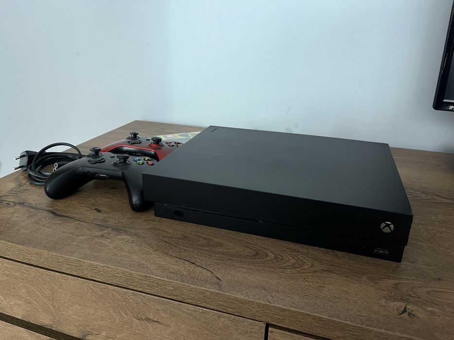 Xbox One X + dwa pady + cyberpunk