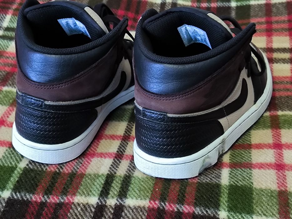 Sneakersy męskie Nike Air Jordan 1 Mid SE